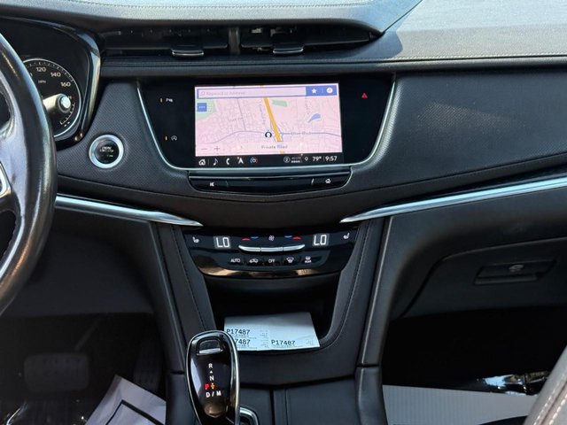 Cadillac XT5 Vehicle Full-screen Gallery Image 14