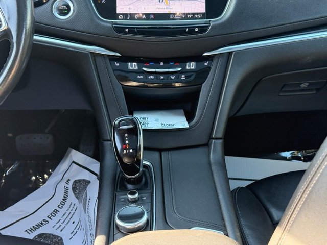 Cadillac XT5 Vehicle Full-screen Gallery Image 16