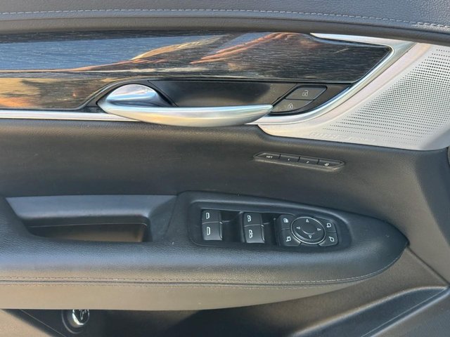Cadillac XT5 Vehicle Full-screen Gallery Image 17