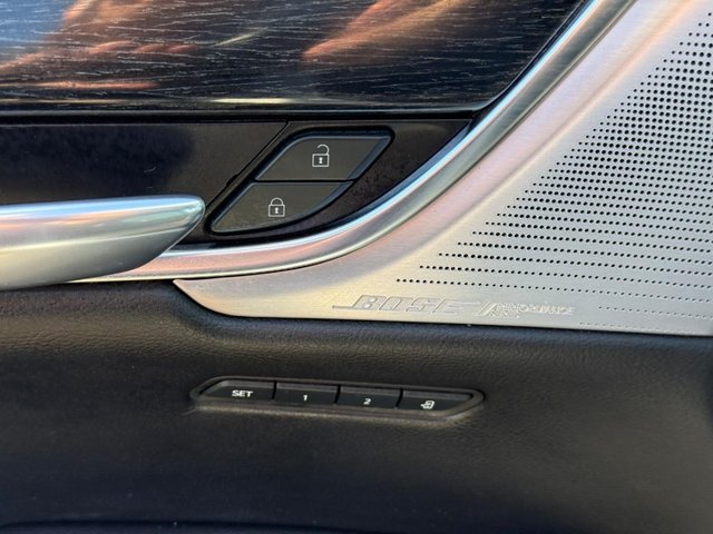 Cadillac XT5 Vehicle Full-screen Gallery Image 18