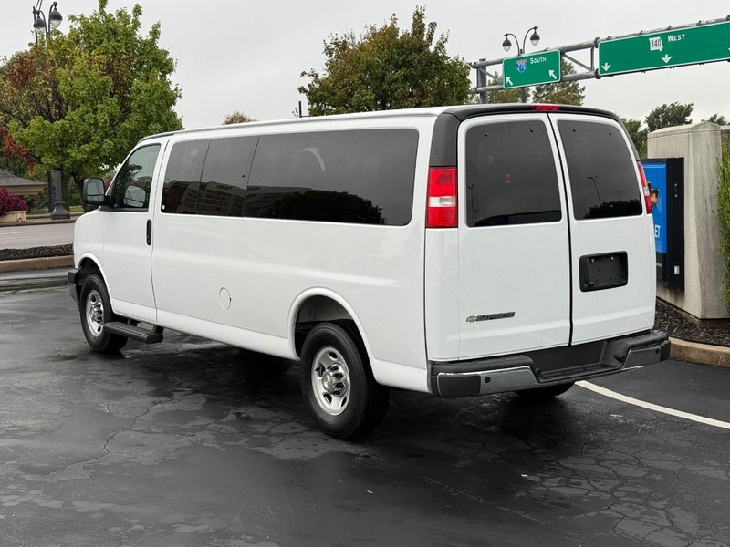 Chevrolet Express Passenger Vehicle Full-screen Gallery Image 3