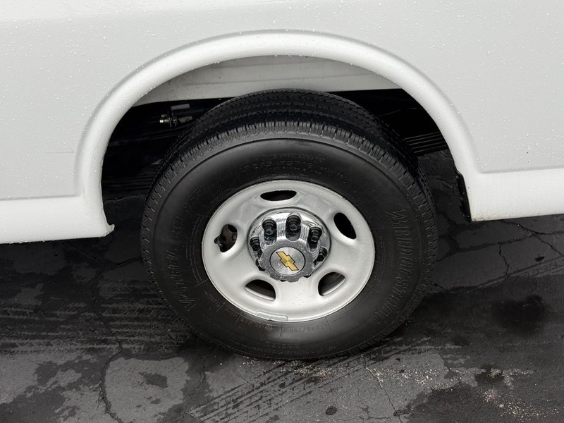 Chevrolet Express Passenger Vehicle Full-screen Gallery Image 4