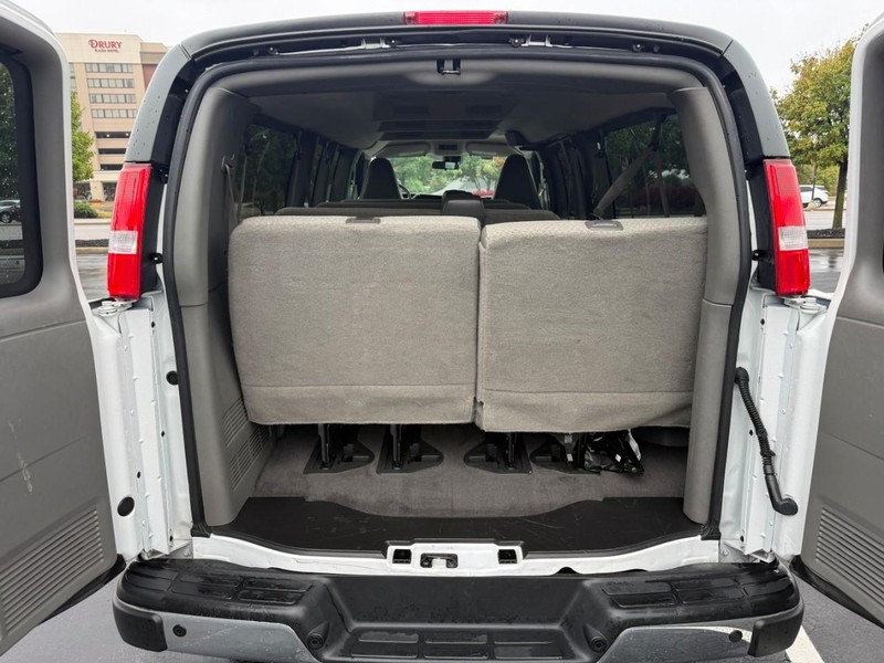Chevrolet Express Passenger Vehicle Full-screen Gallery Image 5