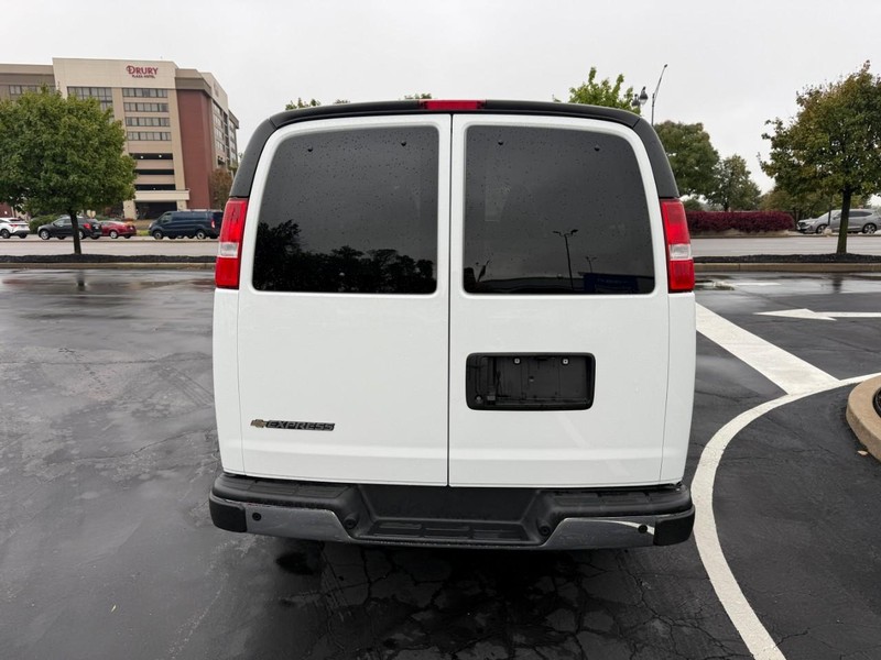 Chevrolet Express Passenger Vehicle Full-screen Gallery Image 6