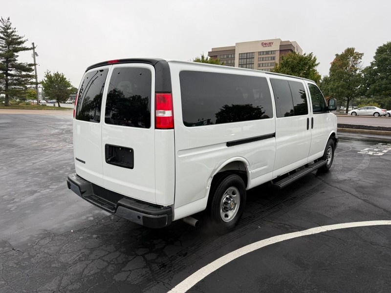 Chevrolet Express Passenger Vehicle Full-screen Gallery Image 7