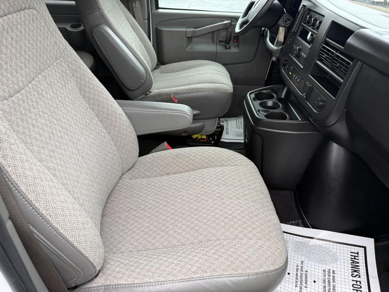 Chevrolet Express Passenger Vehicle Full-screen Gallery Image 9