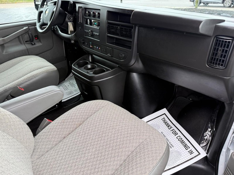 Chevrolet Express Passenger Vehicle Full-screen Gallery Image 10