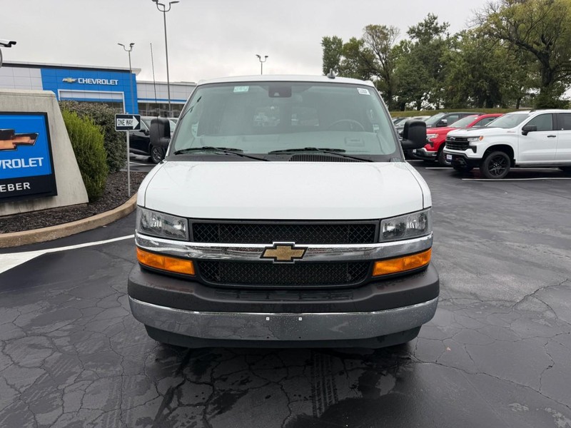 Chevrolet Express Passenger Vehicle Full-screen Gallery Image 11