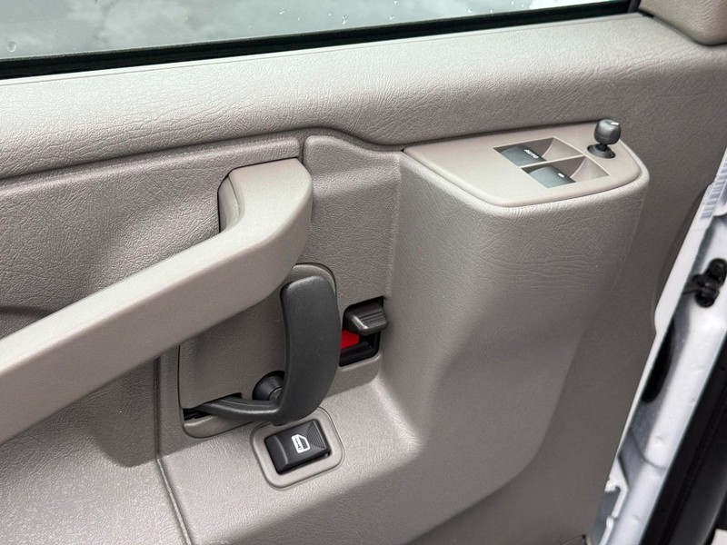 Chevrolet Express Passenger Vehicle Full-screen Gallery Image 12