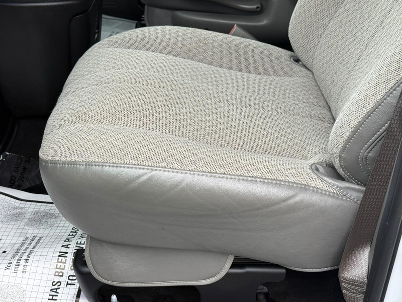 Chevrolet Express Passenger Vehicle Full-screen Gallery Image 13