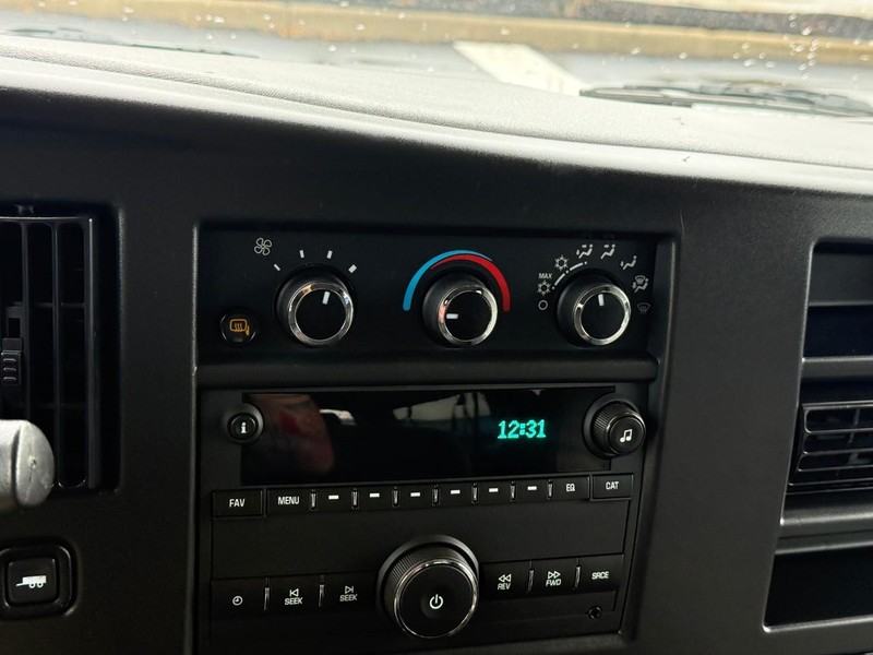 Chevrolet Express Passenger Vehicle Full-screen Gallery Image 17