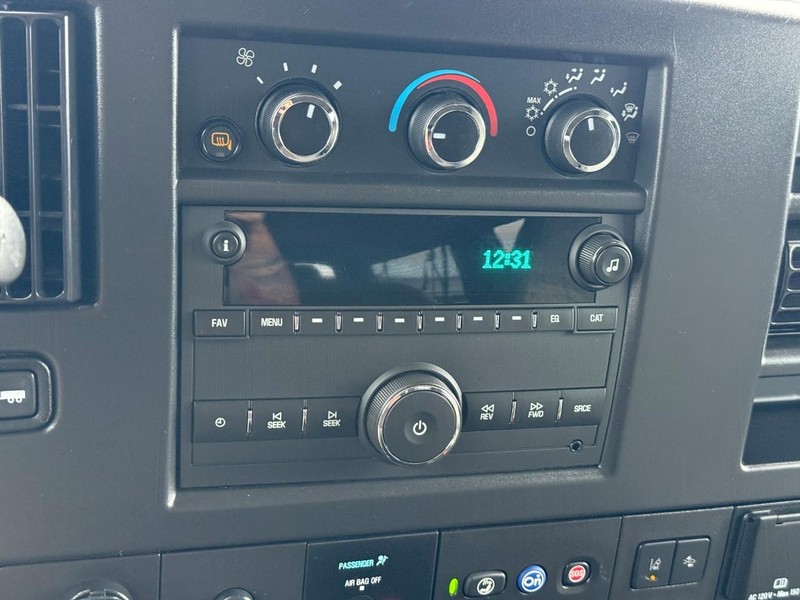 Chevrolet Express Passenger Vehicle Full-screen Gallery Image 18