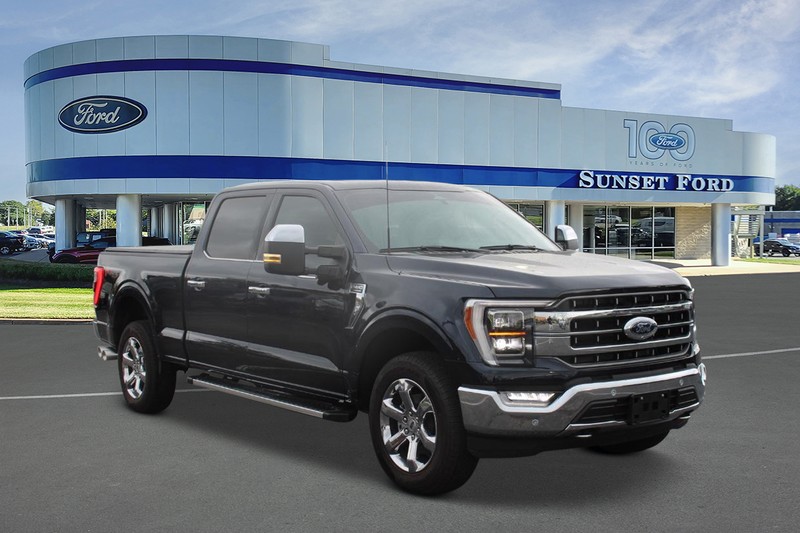 The 2023 Ford F-150 4WD Lariat SuperCrew photos