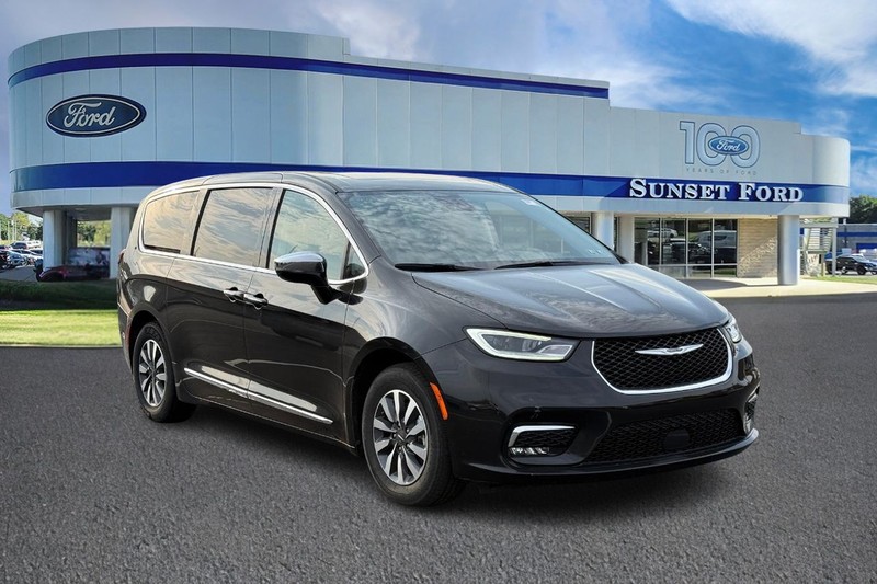 Chrysler Pacifica Vehicle Full-screen Gallery Image 01