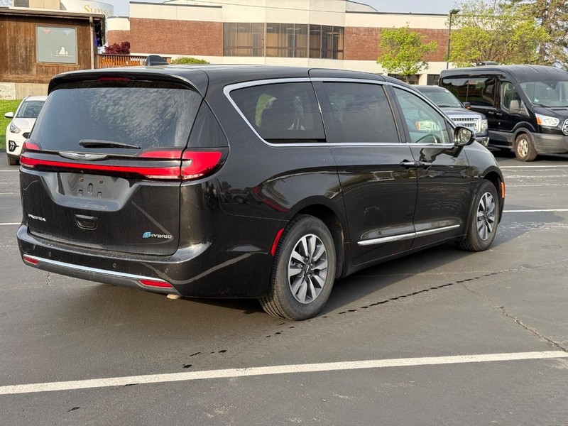 Chrysler Pacifica Vehicle Full-screen Gallery Image 03