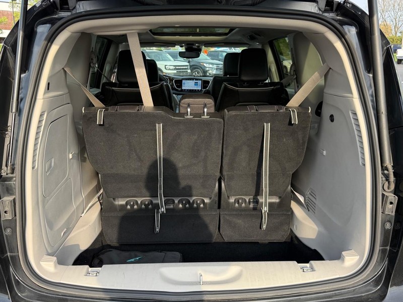 Chrysler Pacifica Vehicle Full-screen Gallery Image 04