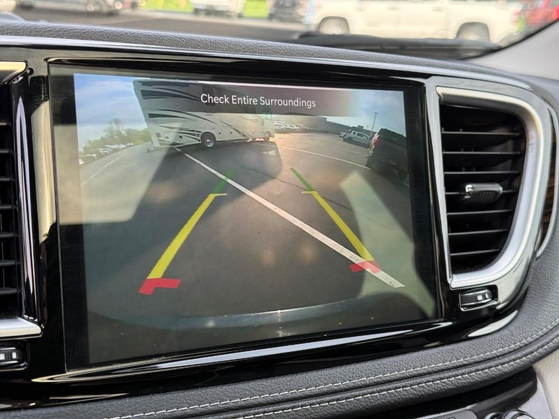 Chrysler Pacifica Vehicle Full-screen Gallery Image 23