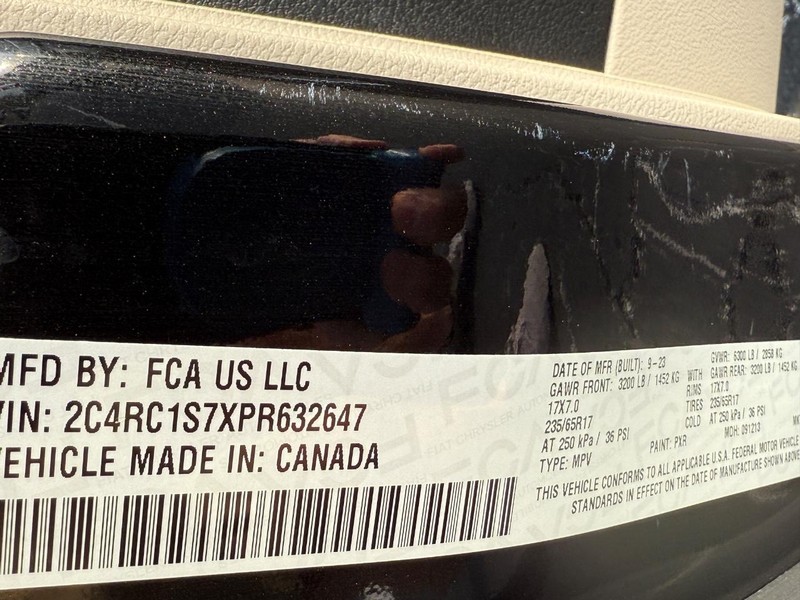 Chrysler Pacifica Vehicle Full-screen Gallery Image 24