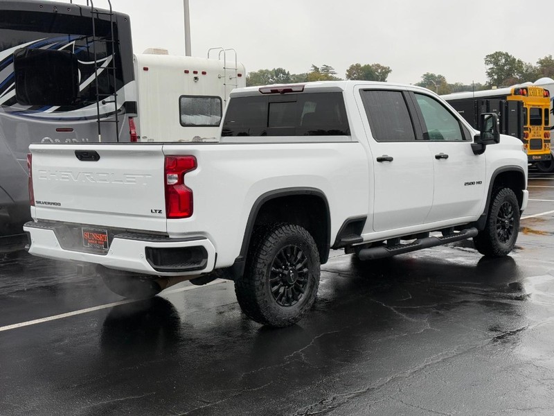 Chevrolet Silverado 2500HD Vehicle Full-screen Gallery Image 03