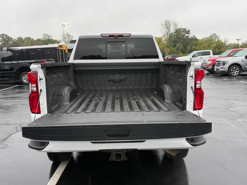 Chevrolet Silverado 2500HD Vehicle Full-screen Gallery Image 04