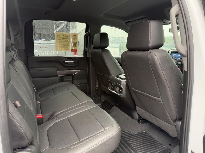 Chevrolet Silverado 2500HD Vehicle Full-screen Gallery Image 10