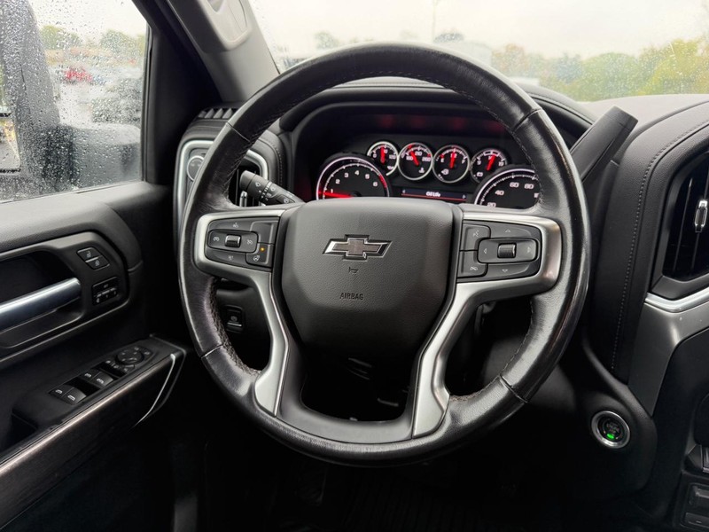 Chevrolet Silverado 2500HD Vehicle Full-screen Gallery Image 12