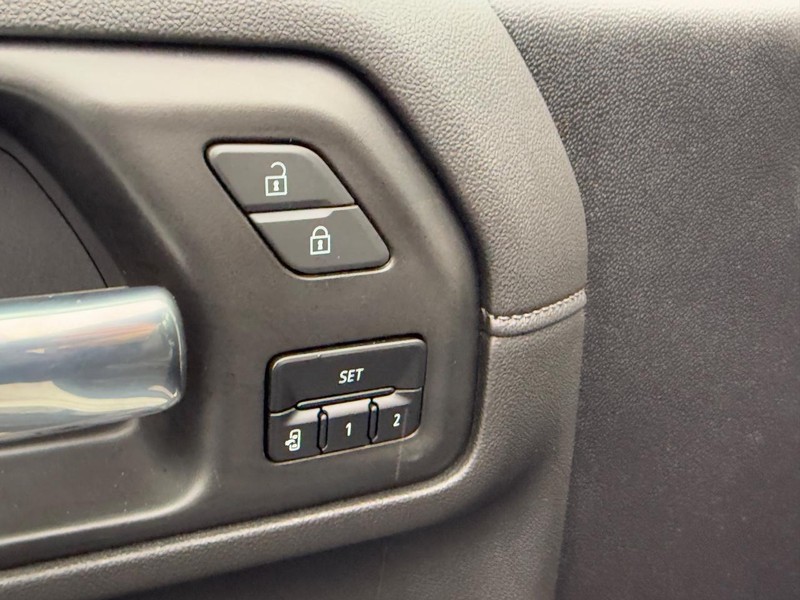 Chevrolet Silverado 2500HD Vehicle Full-screen Gallery Image 15