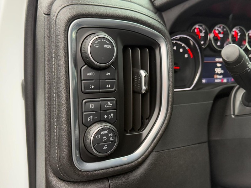 Chevrolet Silverado 2500HD Vehicle Full-screen Gallery Image 17