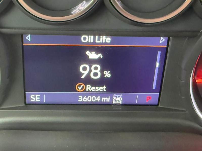 Chevrolet Silverado 2500HD Vehicle Full-screen Gallery Image 21