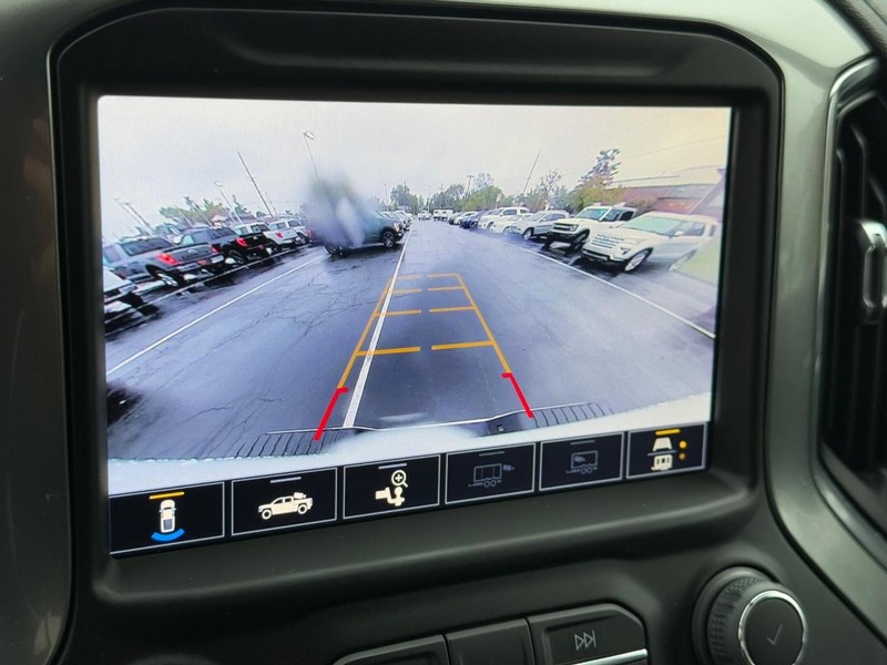 Chevrolet Silverado 2500HD Vehicle Full-screen Gallery Image 22