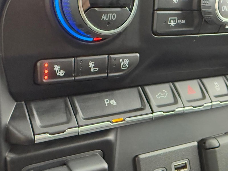 Chevrolet Silverado 2500HD Vehicle Full-screen Gallery Image 23