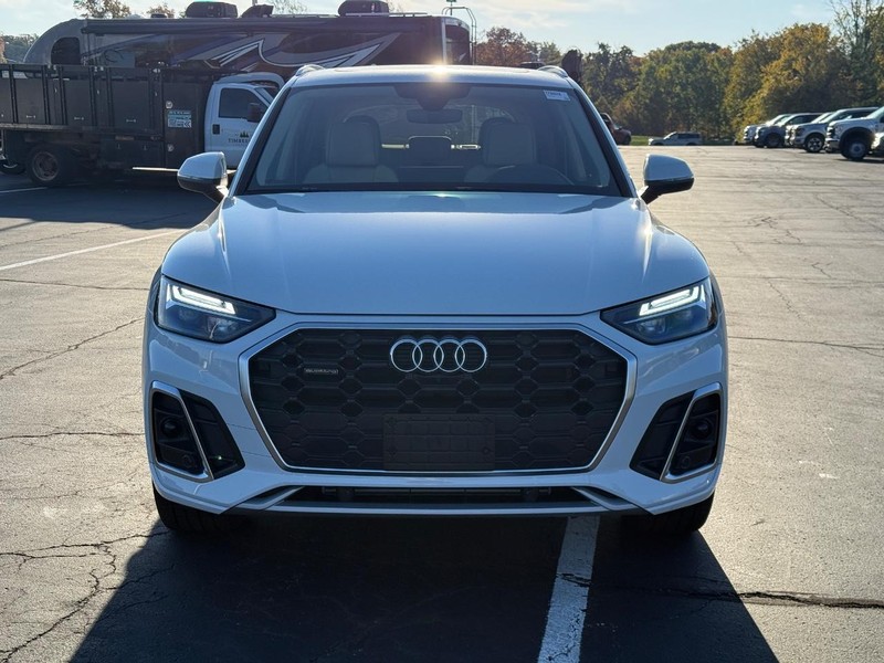 Audi Q5 Vehicle Full-screen Gallery Image 09