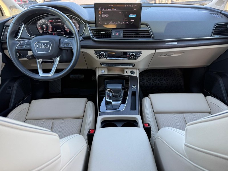 Audi Q5 Vehicle Full-screen Gallery Image 11