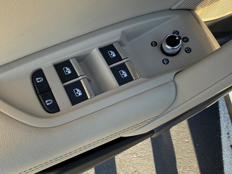 Audi Q5 Vehicle Full-screen Gallery Image 14