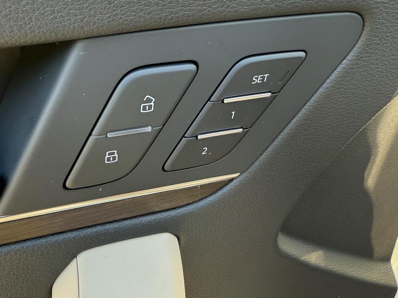 Audi Q5 Vehicle Full-screen Gallery Image 15