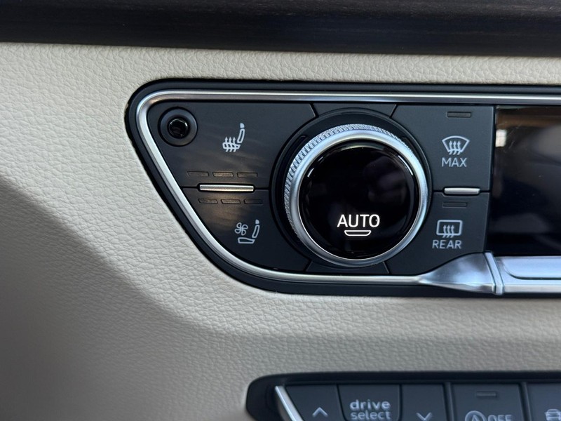 Audi Q5 Vehicle Full-screen Gallery Image 22