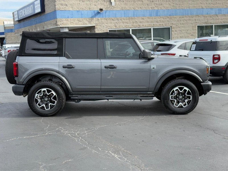 Ford Bronco Vehicle Full-screen Gallery Image 02