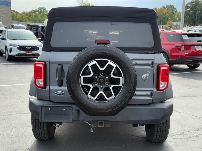 Ford Bronco Vehicle Full-screen Gallery Image 05