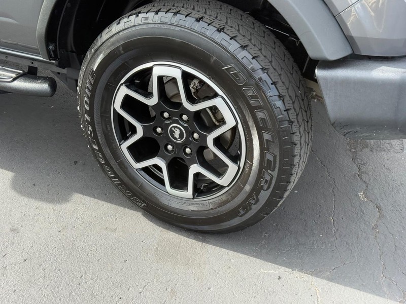 Ford Bronco Vehicle Full-screen Gallery Image 07