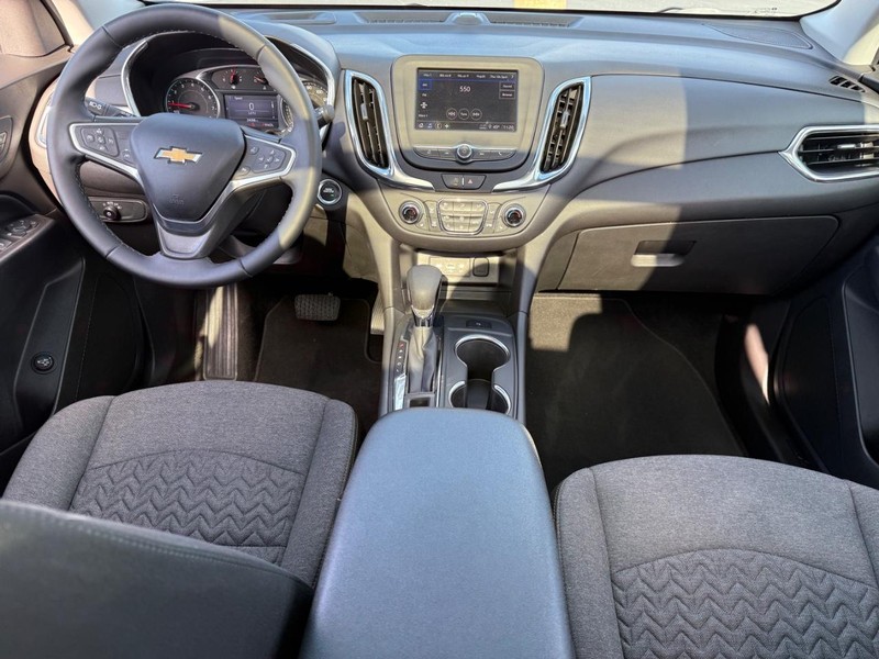 Chevrolet Equinox Vehicle Full-screen Gallery Image 11