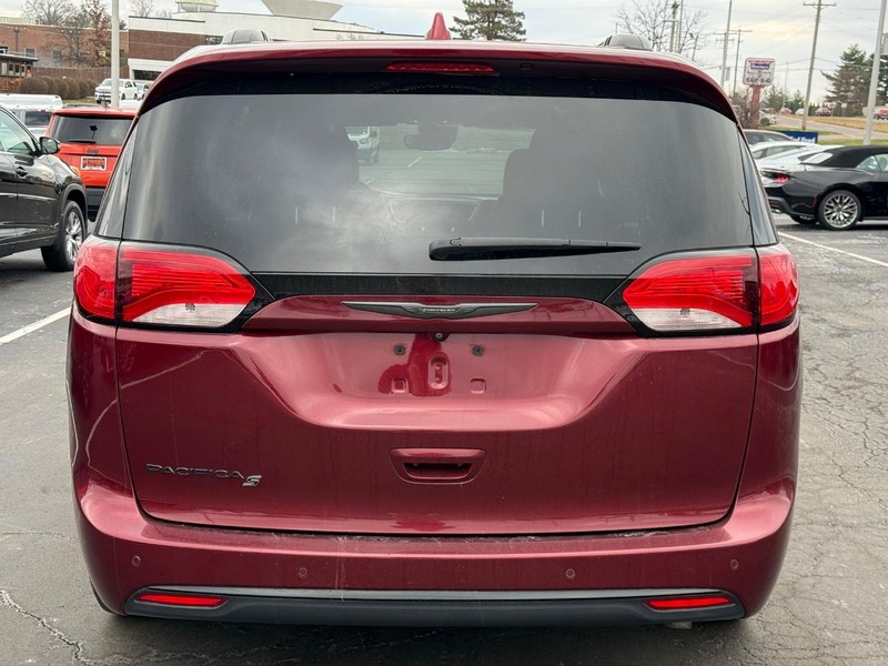 Chrysler Pacifica Vehicle Full-screen Gallery Image 05