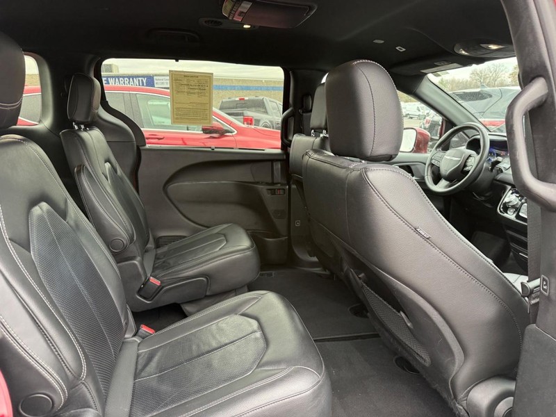 Chrysler Pacifica Vehicle Full-screen Gallery Image 12