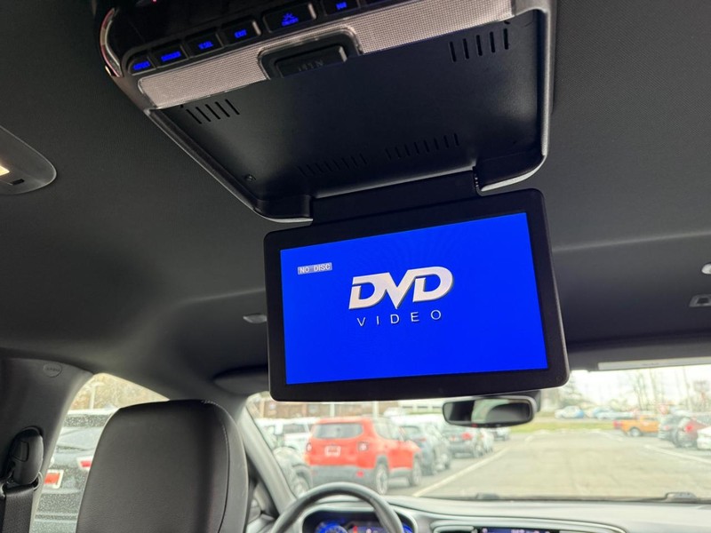 Chrysler Pacifica Vehicle Full-screen Gallery Image 13