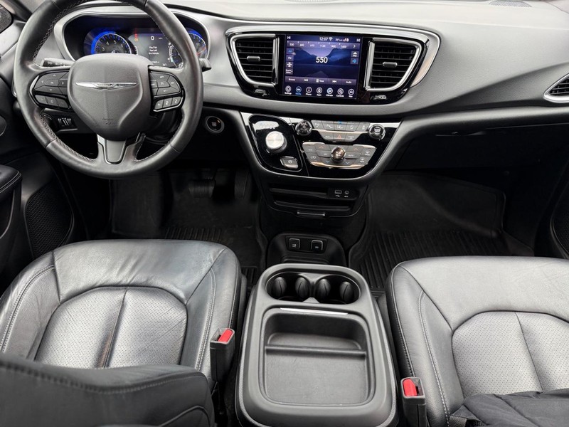 Chrysler Pacifica Vehicle Full-screen Gallery Image 14