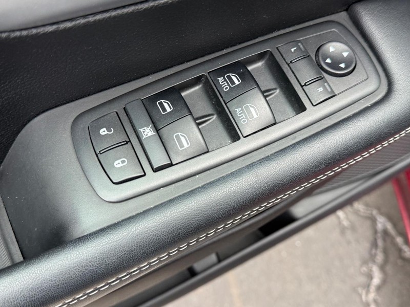 Chrysler Pacifica Vehicle Full-screen Gallery Image 17