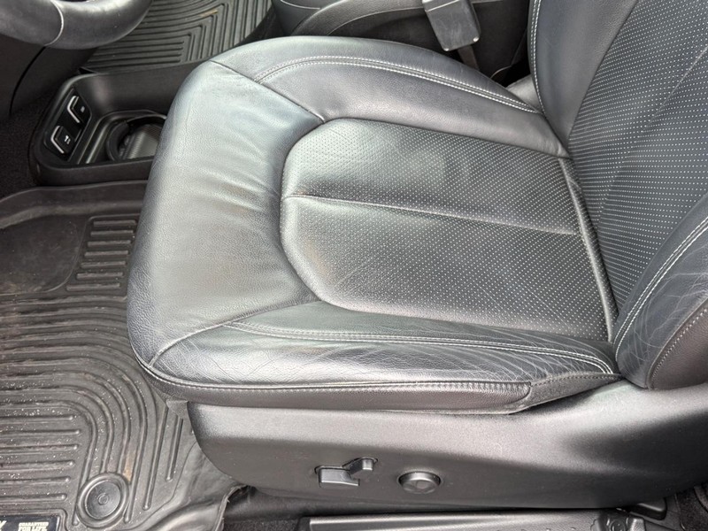 Chrysler Pacifica Vehicle Full-screen Gallery Image 18