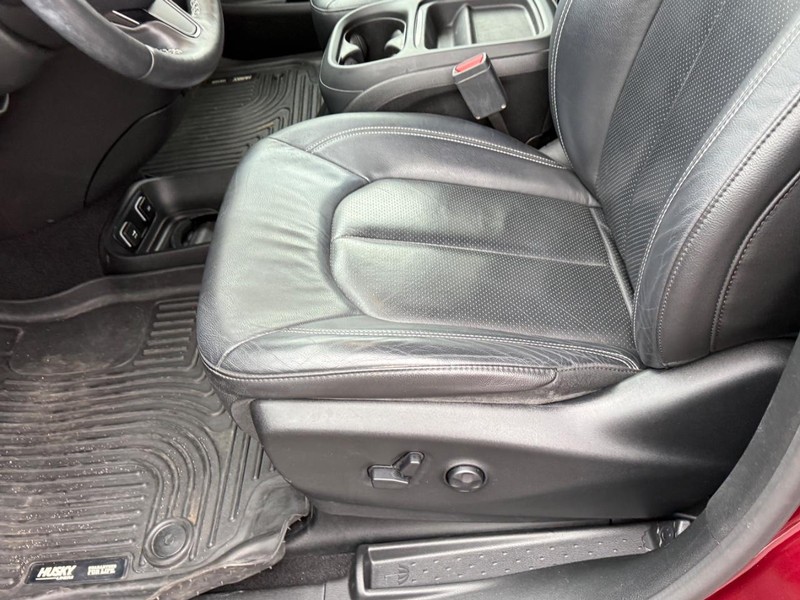 Chrysler Pacifica Vehicle Full-screen Gallery Image 19