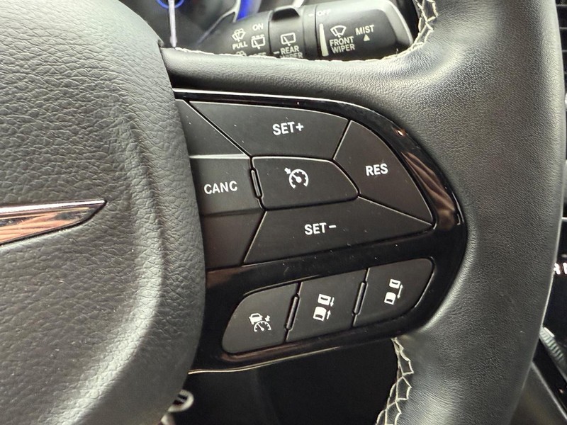 Chrysler Pacifica Vehicle Full-screen Gallery Image 21