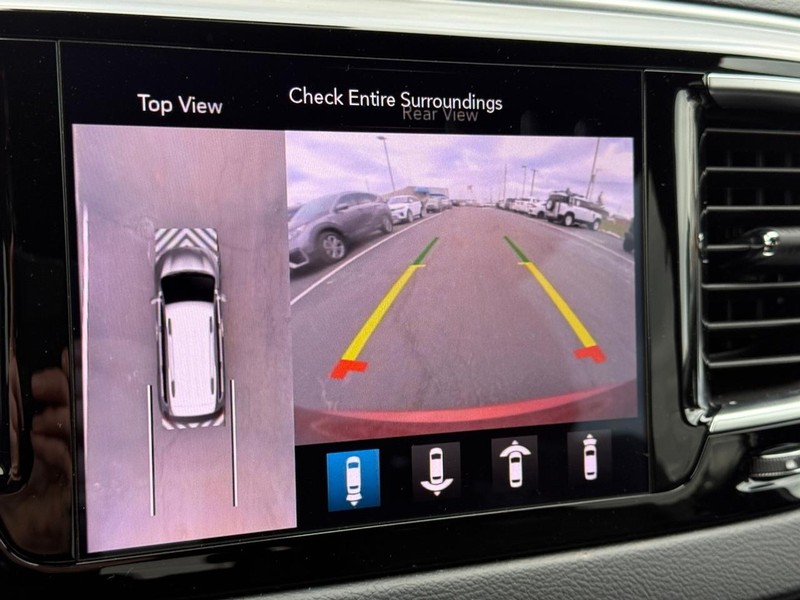 Chrysler Pacifica Vehicle Full-screen Gallery Image 24