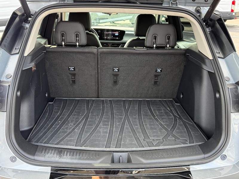 Buick Encore GX Vehicle Full-screen Gallery Image 04